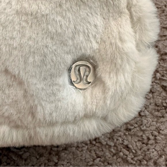 Lululemon Everywhere Belt Bag Plush Fleece Bone Silver - Picture 8 of 9